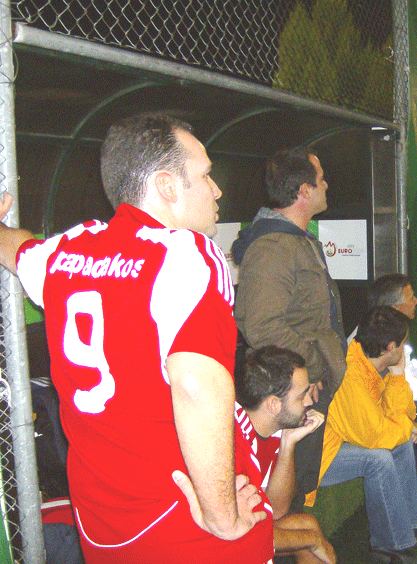 Σελίδα 4 ΣfEE Soccer League 2009 ΠΗΡΕ ΤΟ ΝΤΕΡΠΜΙ Η SANOFI AVENTIS ΕΠΙΚΤΡΑΤΩΝΤΑΣ 4-3 ΤΗΣ ABBOTT Μεγάλο ντέρμπι διεξήχθη την Τρίτη μεταξύ της SAN- OFI AVENTIS και της AB- BOTT, ένα