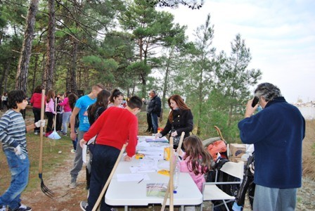 Ο καθαρισμός πραγματοποιήθηκε στο πλαίσιο της δράσης «Περιβαλλοντική Παρακολούθηση (monitoring) Λευκοτσικνιά (Egreta garzetta) και Σταχτοτσικνιά (Ardea cinerea) στις δυο αποικίες ερωδιών στο Πόρτο