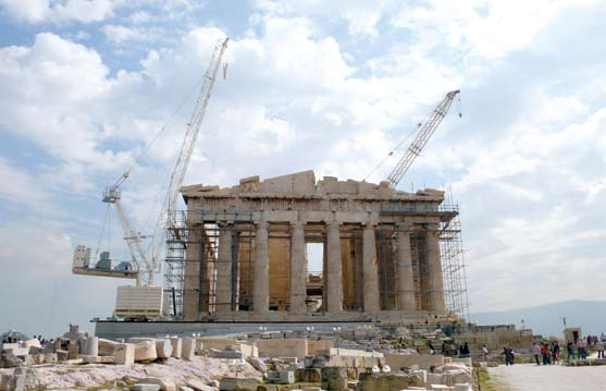 40 τεκτονικών μελών τους, την ανατοποθέτησή τους με την προσθήκη έξι επιπλέον λίθων από νέο μάρμαρο (γείσα και λίθοι τυμπάνου), καθώς και την απομάκρυνση, μεταφορά στο Μουσείο Ακρόπολης για λόγους