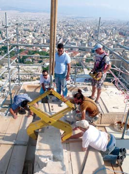 ορθοστατών), με την αποκατάσταση στην αρχική τους θέση δεκαπέντε λίθων της εξωτερικής στρώσης και τη συμπλήρωση της εσωτερικής με λίθους από νέο μάρμαρο.