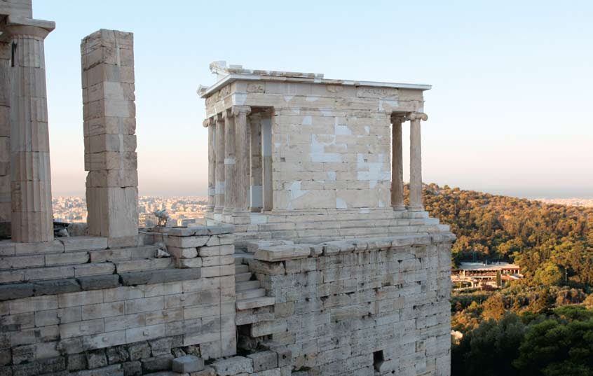 Το έργο αποκατάστασης του ναού της Αθηνάς Νίκης Ο ναός της Αθηνάς Νίκης, σχεδιασμένος από τον αρχιτέκτονα Καλλικράτη, οικοδομήθηκε μεταξύ των ετών 427 και 424 π.χ., νοτιοδυτικά των Προπυλαίων, πάνω στον πύργο που οχύρωνε την είσοδο στον Ιερό Βράχο.