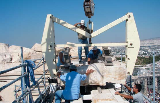 Η ίδια μέθοδος εφαρμόστηκε και στον καθαρισμό της οροφής της πρόστασης των Καρυατίδων του Ερεχθείου.