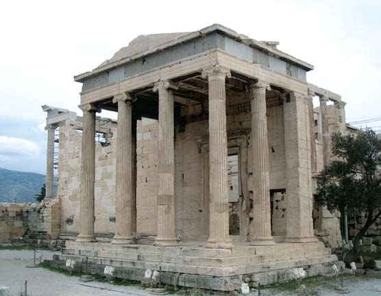 Το έργο αποκατάστασης του Ερεχθείου Το Ερέχθειον, το μνημείο-κιβωτός των πανάρχαιων αθηναϊκών παραδόσεων, κτισμένο μεταξύ των ετών 421 και 406 π.χ., είναι ένα πρόστυλο ιωνικό κτήριο.
