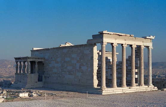 εορτή των Παναθηναίων στο ανατολικό τμήμα και των ιερών ηρώων-πανάρχαιων οικιστών των Αθηνών και χθόνιων θεοτήτων με κυριότερο τον Ποσειδώνα στο τριμερές δυτικό διαμέρισμα.