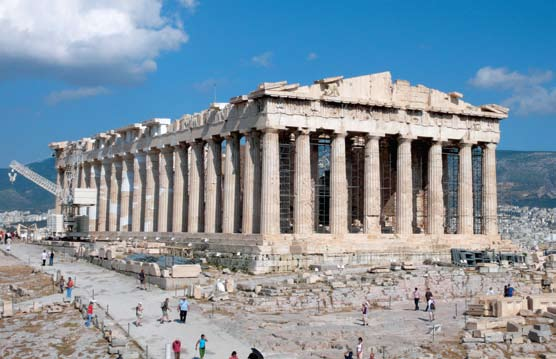 του ανθρώπινου πνεύματος, είναι ένας περίπτερος ναός δωρικού ρυθμού, με αμφιπρόστυλο σηκό με δύο εσωτερικούς χώρους και πολλά ιωνικά στοιχεία, από τα οποία το σημαντικότερο είναι η ιωνική ζωφόρος.