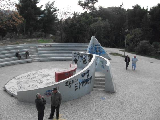 όργανα άθλησης, xώρος για skateboard, δρόμος για ποδηλασία περιφερειακά, χώρος με γκαζόν για υπαίθριες δραστηριότητες, το ανοιχτό αμφιθέατρο «Αλίκη», που χρησιμοποιείται για παραστάσεις και