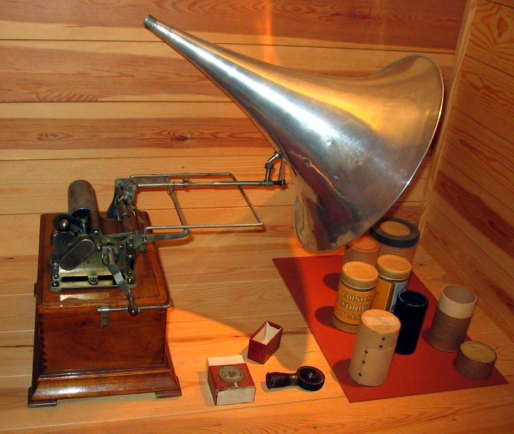 Α) 10 Εφευρέσεις Φωνoγράφος Δημιουργός :Τόμας Έντισον Χρονολογία :1877 Ο φωνογράφος, κοινώς γραμμόφωνο, (αγγλ. Phonograph) είναι μια από τις πρώιμες συσκευές για την εγγραφή και αναπαραγωγή ήχου.