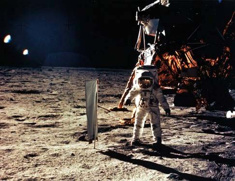 Μία από τις μεγάλες στιγμές της ανθρωπότητας ήταν εκείνη που οι αστροναύτες Άρμστρονγκ και Ώλντριν περπάτησαν στο έδαφος της Σελήνης στις 21 Ιουλίου 1969.