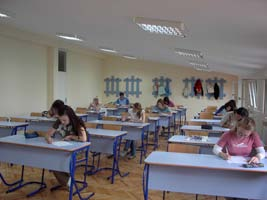 KURIKULUM STUDIJSKOG PROGRAMA Studijski program sadrži 4050 časova nastave koja obuhvata predavanja, vežbe, terenski rad, praksu u farmaceutskim ustanovama i izradu završnog