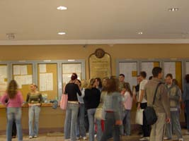 Nastava na predmetima odvija se u toku jednog semestra u skladu sa planom izvođenja nastave. Raspored predmeta po godinama studija i semestrima prikazan je u tabeli.