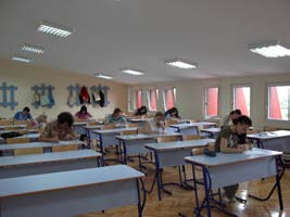 Obavezni predmeti čine obavezno jezgro studijskih programa, dok se za izborne predmete studenti samostalno opredeljuju tako što iz 5 izbornih blokova (sa ukupno 10 izbornih predmeta) biraju po jedan