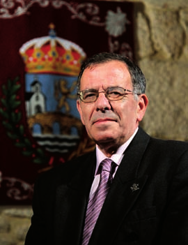 Manuel Ferreiro Losada Pregoeiro do Corpus Christi 2012 civil, estaba entón destinado en Lavadores (Vigo) e, como era tradicional, foi nacer na casa da súa avoa materna.