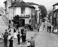 anel orográfico formado por redondas montañas de aquen e alen Miño, compartindo un A Castiñeira n Antonio Alonso Fontán Camiños de rosas postas no chán con arte, para o paso da imaxen do Señor,