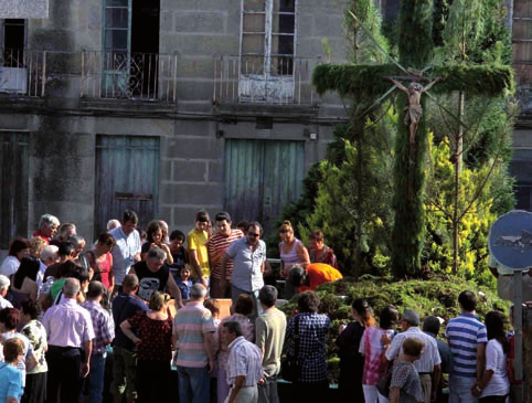 Se nos encoge el alma O Cruceiro n Ángeles Fernández Lago Que las alfombras de flores de Ponteareas son conocidas en los cinco continentes, no es nada nuevo.