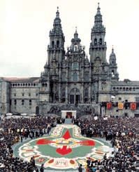 O seu primeiro contacto coa flor foi na rúa dos Ferreiros, primeiro tramo, alfombra deseñada durante anos polo seu pai, Emilio Montenegro Pino, do que herdou a sabedoría e a experiencia no deseño e