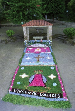 Atendendo ao calendario diacrónico das alfombras do pasado ano, os máis adiantados foron os veciños de San Xoán de Vilacoba que, para o domingo quince de maio, volveron a celebrar, un