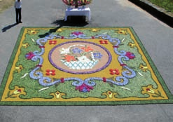 O cinco de xuño, na parroquia de San Mamede de Vilar, celebraron a súa tradicional Nosa Señora da Saúde, cunha alfombra floral, tipo corredor, no interior da igrexa para o paso da santa