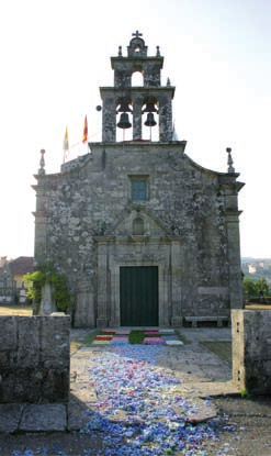 No domingo previo ao Corpus ponteareán, membros da Asociación Pena do Equilibrio de San Breixo de Arcos confeccionan a súa alfombra floral para o seu particular Corpus Christi parroquial.