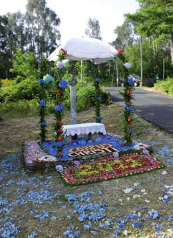 No propio xoves de Corpus, varios veciños de Santa Tereixa da Cañiza confeccionaron unha pequena alfombra ao pé do cruceiro onde da volta a procesión.