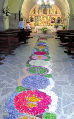 Como novidade, tamén unha gran grande delegación da veciña parroquia de San Nicolao de Prado confeccionaron unha alfombra floral no Corpus ponteareán, na que representaron como motivo