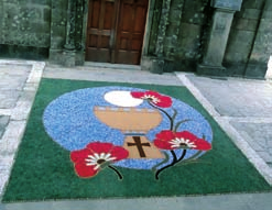 Pola mañanciña do domingo, varias persoas de San Pedro de Batalláns daban os últimos retoques ás alfombras confeccionadas no exterior da igrexa parroquial e ao cruceiro con baldaquino