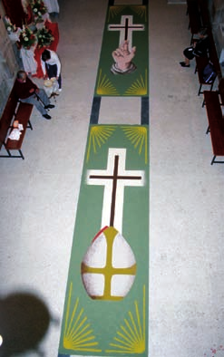 En Santiago de Ribarteme fixeron os seus tradicionais tapetes florais para o seu Corpus, coincidindo coa celebración das primeiras comuñóns dos nenos da parroquia, o domingo tres de