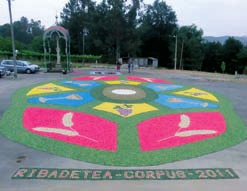 A alfombra principal estaba situada, como é de costume, á par da igrexa, de forma circular teteada, na que se secuenciaba a palabra CORPUS, co 2011 no círculo central.