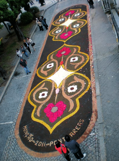 En esta ocasión no fue la plaza del Concello de Monçao el lugar asignado a nuestros alfombristas, sino una calle lateral a la Plaza de la república.