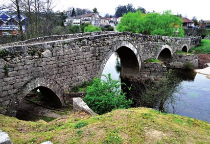 esta advocación mariana que ficou á entrada ata 1879 en que se bendice a actual; Ponte Vella, a partir da segunda metade do século XIX en que se constrúe a nova a curta distancia, e, por último,