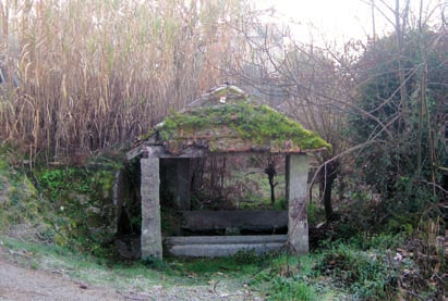 Novas aportacións ao inventario xeral das fontes do Concello de Ponteareas Fonte de Fraga do Rei (Santiago de Oliveira) n Andrés Sampedro Fernández Un dos destinos da auga aflorada de maneira natural