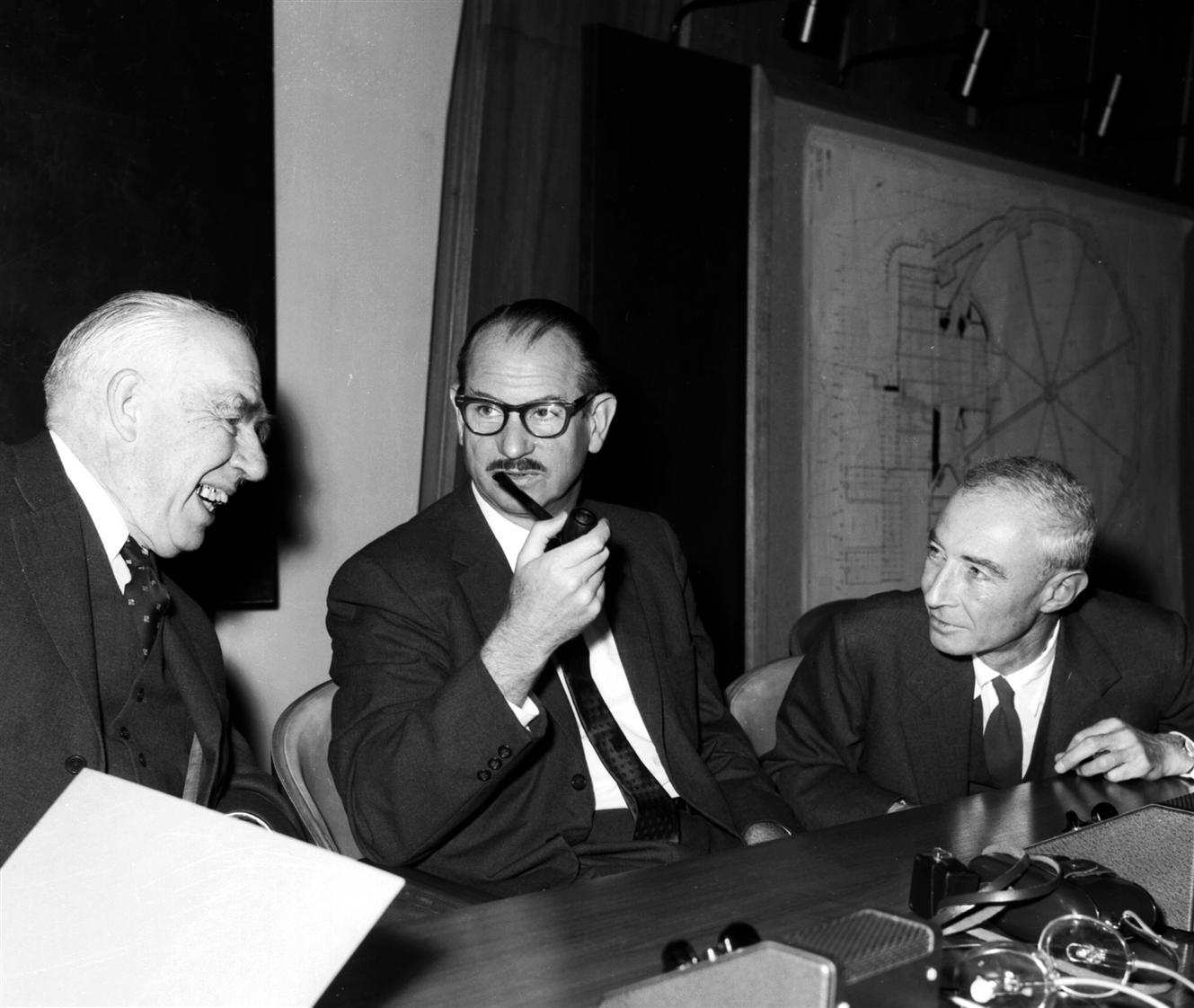 1960: Επίσημα εγκαίνια του PS Το CERN είχε την θερμή υποστήριξη των μεγάλων φυσικών της εποχής (αριστερά ο Bohr δεξιά ο Oppenheimer ).