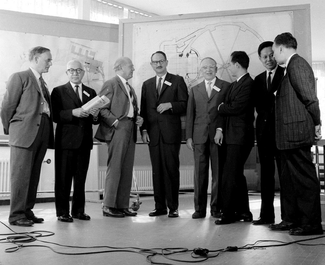 11th International Conference on High Energy Physics Το καλοκαίρι του 1962 το CERN φιλοξενεί το 11 ο παγκόσμιο συνέδριο υψηλών ενεργειών. Η καρδιά της σωματιδιακής φυσικής κτυπάει πλέον στην Γενεύη.