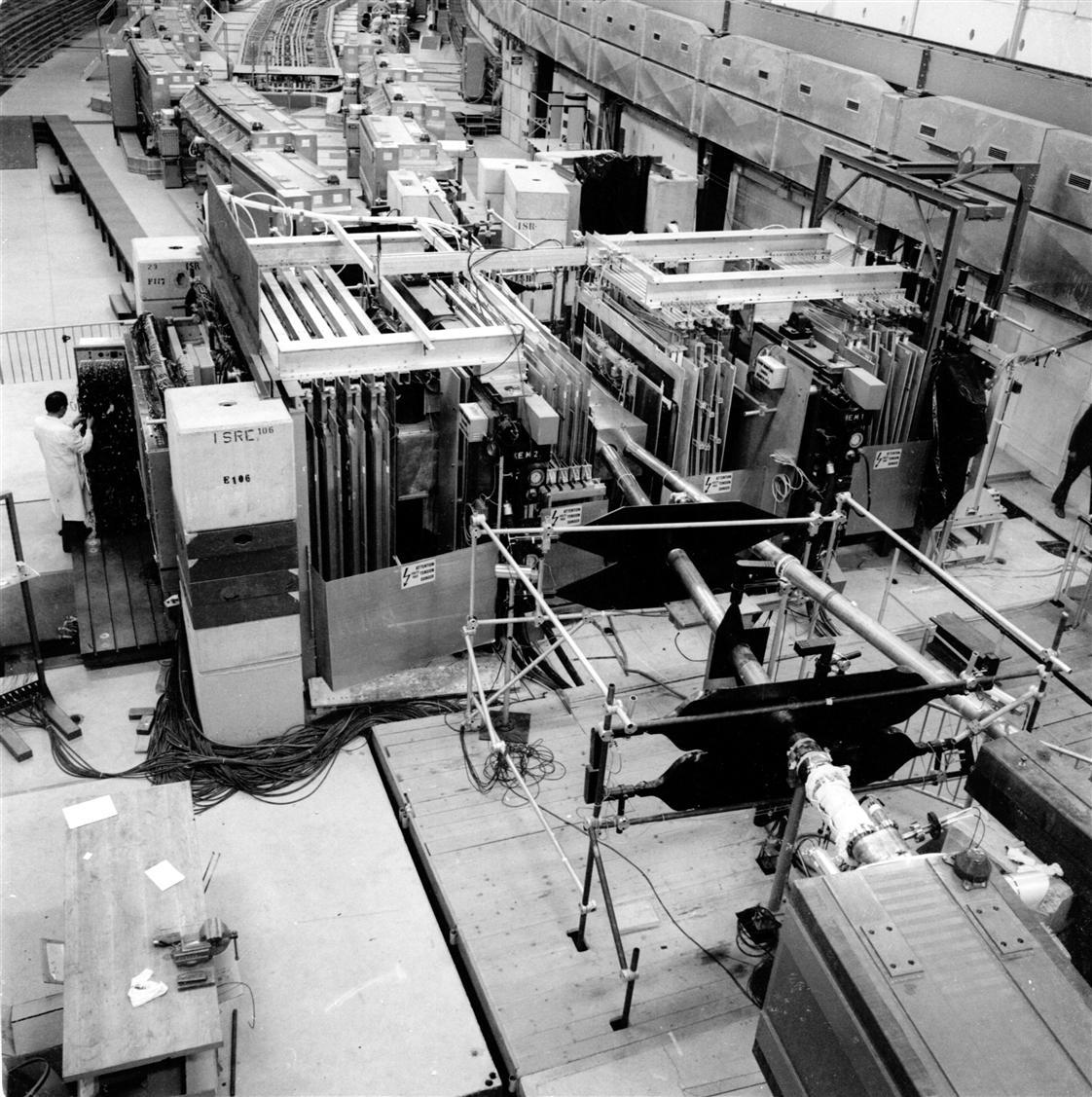 Το ISR το πρώτο collider Το CERN επένδυσε την δεκαετία του 70 σε μια καινούρια ιδέα, σε έναν επιταχυντή με αντίθετα κινούμενες δέσμες (collider).