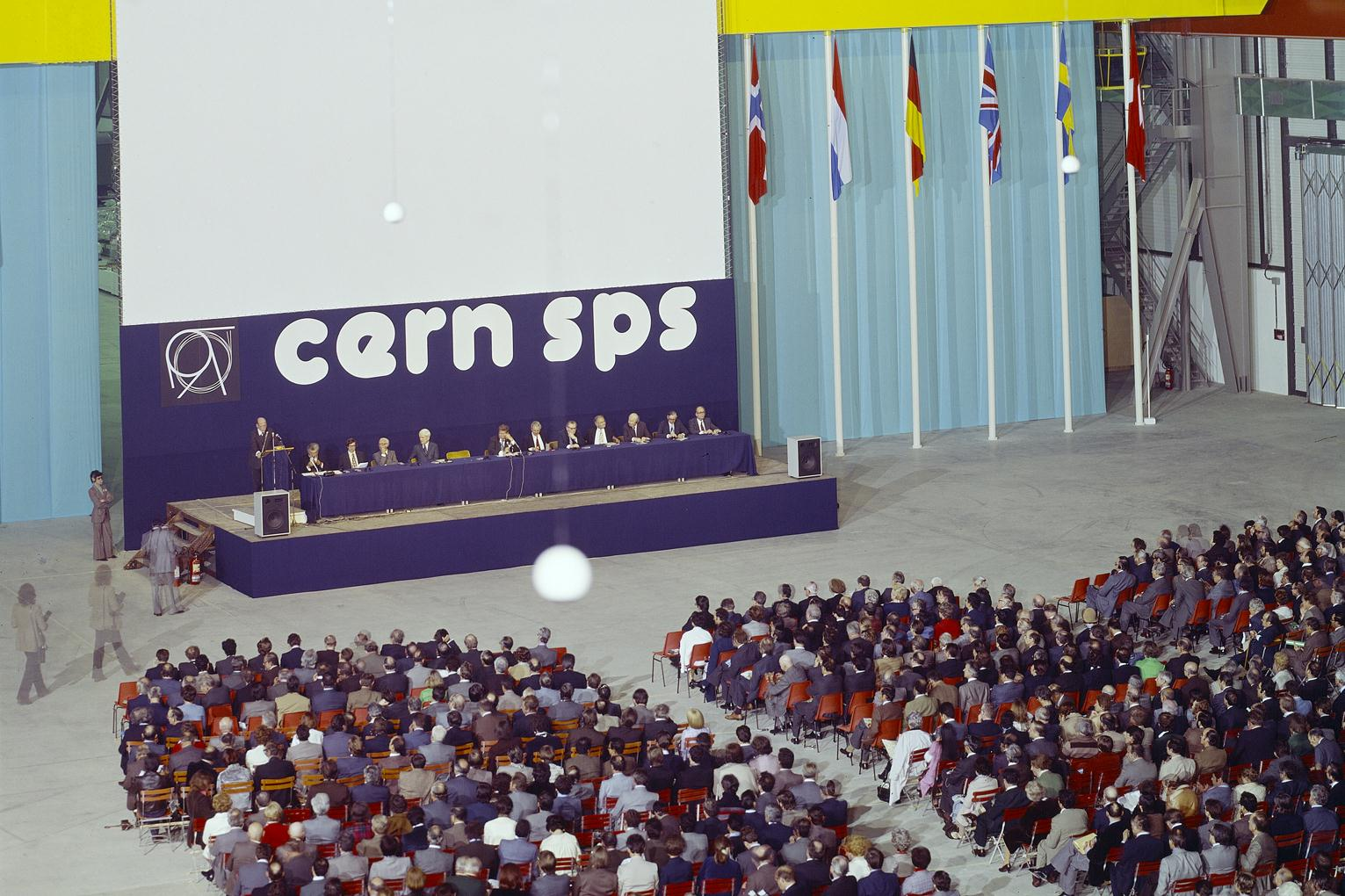 SPS το CERN περνάει στη Γαλλία Το Υπέρ -σύγχροτρο πρωτονίων (το SPS), που ξεκινά το 1976, ανέβασε την κλίμακα μεγέθους και πολυπλοκότητας άλλο επίπεδο.