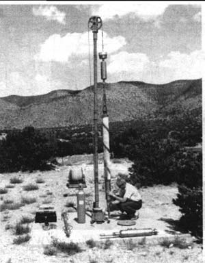 Σχήµα 44: Εγκατάσταση οργάνου του δικτύου SRO µέσα σε γεώτρηση (Τσελέντης, 1997).