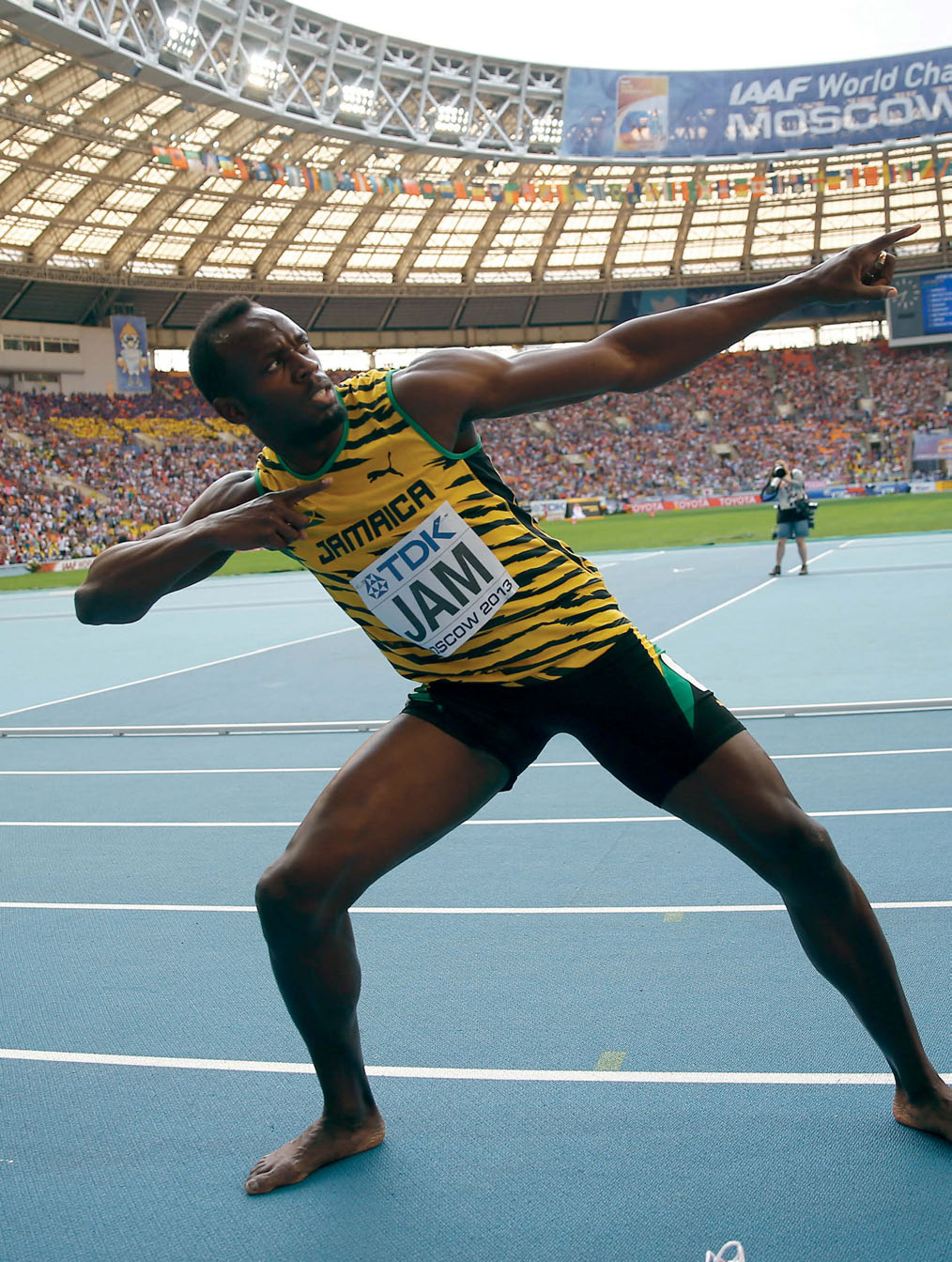 Ο Τζαμαϊκανός Γιουσέιν Μπολτ πανηγυρίζει ξυπόλυτος άλλη μία νίκη στο Παγκόσμιο Πρωτάθλημα Στίβου της Μόσχας το