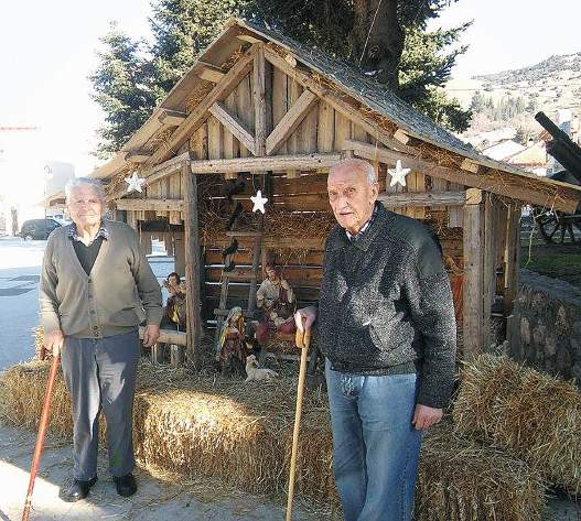 του ιδρύματος. Με λίγα υλικά αλλά με πολύ αγάπη ετοιμάστηκαν οι κάρτες με την πολύτιμη βοήθεια των περιθαλπόμενων και του προσωπικού του ιδρύματος!