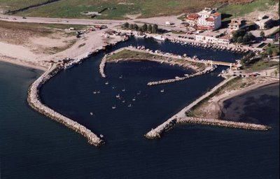 τροφοδοσίας της παράκτιας αυτής περιοχής, αποθέτοντάς το στο νότιο άκρο της μαρίνας, δημιουργώντας προσαύξηση της ακτής (βλ. Διάγραμμα 1 και Χάρτη 3).