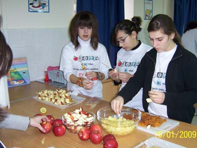 Στα πλαίσια της συνεργασίας Δημοτικής και Μέσης Εκπαίδευσης στο μάθημα της Οικιακής Οικονομίας ερευνητικό πρόγραμμα με τίτλο «Παραδοσιακή Κυπριακή Διατροφή.