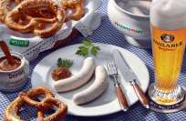 Στην Βαυαρία σερβίρονται γεύσεις που δεν τις βρίσκει κανείς σε άλλες περιοχές τις Γερμανίας. Ένα από τα πιο γνωστά πιάτα είναι το Weisswurst, βραστό λευκό λουκάνικο που τρώγεται με γλυκιά μουστάρδα.