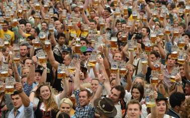 Oktoberfest Γιορτή διάρκειας δυο εβδομάδων στο Μόναχο της Βαυαρίας, όπου κυριαρχεί η μπύρα, το λουκάνικο και η εύθυμη μουσική της περιοχής από ορχήστρες πνευστών.