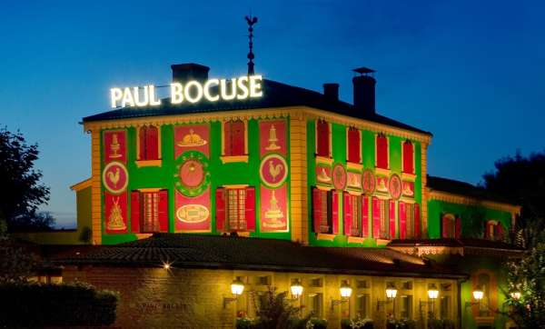 O Paul Bocuse είναι ένας γάλλος σεφ με βάση του τη Λυών, γνωστός για την υψηλή ποιότητα των εστιατορίων του και τις καινοτόμες προσεγγίσεις του στην κουζίνα.