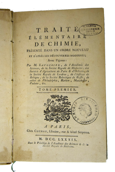 Traite elementaire de chimie...par Lavoisier Antoine Laurent (1743-1794) [Παρίσι, Cuchet, 1789] Ταξιθετικός #: ΦΕ-1592 Σχήμα 8ο (2 τόμοι) Διαστάσεις: Τόμος 1 21x13,5x2,5 εκ.