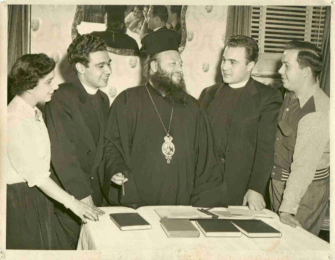 1953 Ο Καρπάθου και Κάσου Απόστολος στην πρώτη επίσκεψη του στην Αμερική Τον Απόστολο πλαισιώνουν δύο ιερείς από την επισκοπή του W he e lin g V A και οι Κλάρα Αντιμησιάρη Χατζημιχάλη και