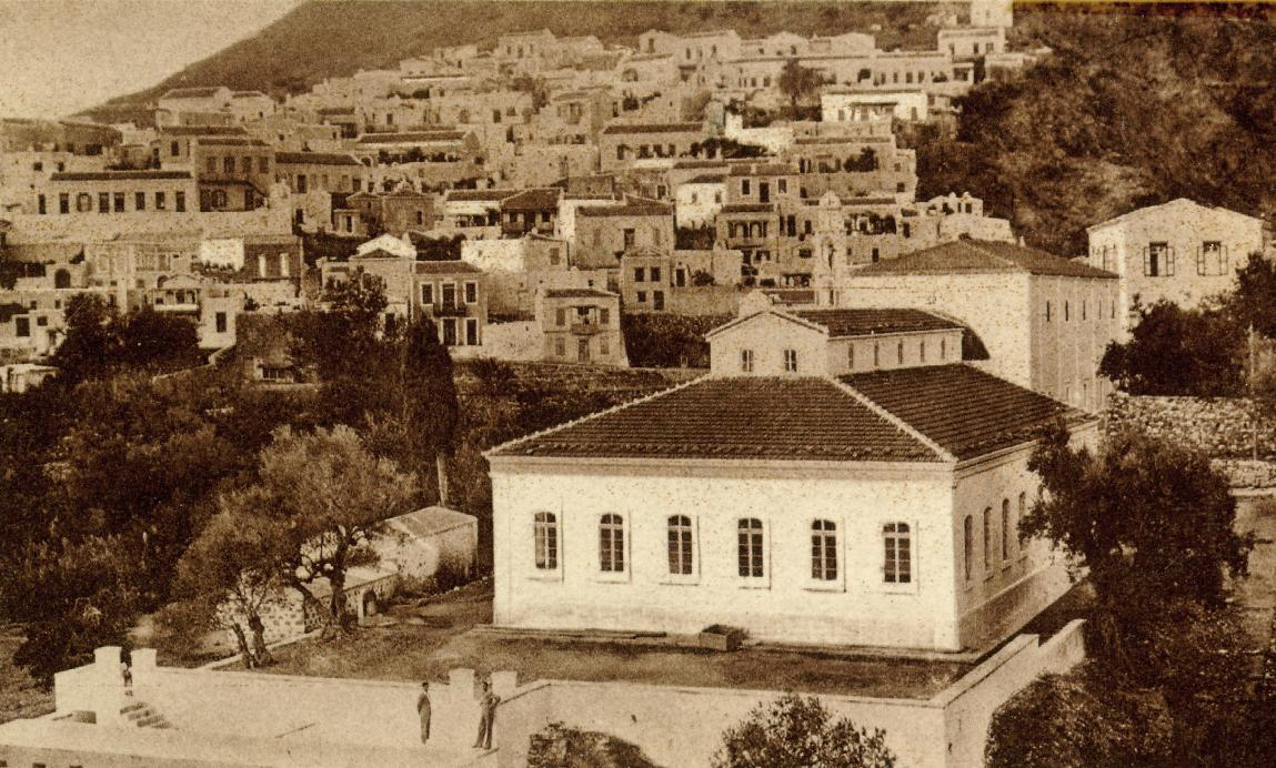 1937 Αποψη του σχολικού συγκροτήματος από Ιταλικό Κάρτ ποστάλ, Απέρι. Η ολοκλήρωση του σχολικού κτιρίου το 1 9 3 2, μεσούσης της Ιταλικής κατοχής αποτελεί ορόσημο.