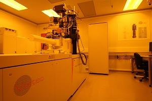 E-beam lithography tool by Vistec INN, NCSR Demokritos Ναλνειεθηξνληθή θαη Νέεο Μέζνδνη Καηαζθεπήο Ληζνγξαθία Ηιεθηξνληθήο Δέζκεο Ελαπόζεζε Αηνκηθνύ Σηξώκαηνο Επηηαμία Μνξηαθήο Δέζκεο Εζηηαζκέλε