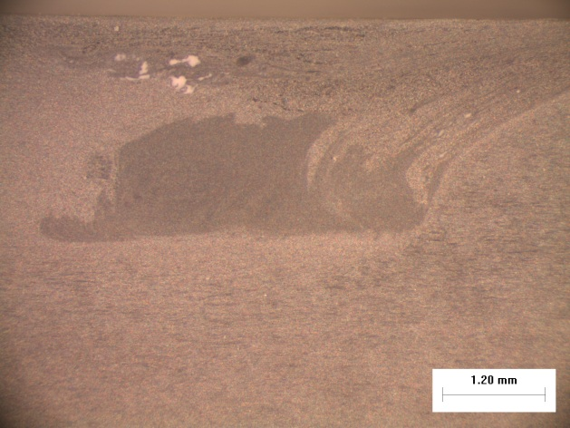 7: Εικόνες οπτικής στερεοσκοπίας (α) Χ0,8 και (β)χ2 της εγκάρσιας διατομής του δοκιμίου που παράχθηκε με προσθήκη 11,5% σκόνης Al 2 O 3 2μm μέσω της FSP με