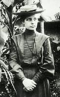 Μάλιστα, πήγαινε προσωπικά στα πολεμικά νοσοκομεία για να βοηθήσει. 7 H Alice Hamilton (1869-1970) ήταν χημικός και γιατρός.