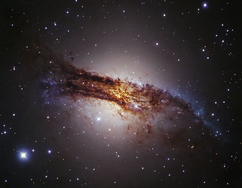 ΓΑΛΑΞΙΕΣ Εικόνα 4: Ο κοντινός γαλαξίας Centaurus A (απόσταση περίπου 12 εκατομμύρια έτη φωτός), ένας