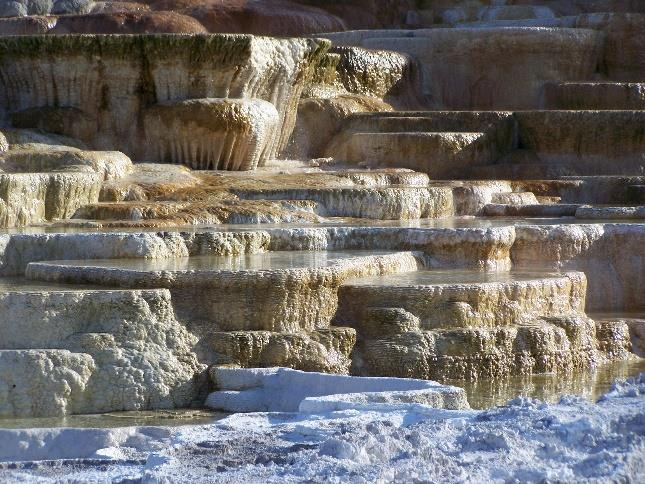 Εικόνα 1.6 Mammoth Springs, Yellowstone National Park. [18] Εικόνα 1.7 Pamukkale, Τουρκία.